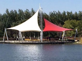 哪些因素会影响张拉膜结构建筑的安全使用